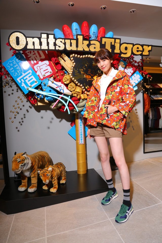 来日中の歌姫アリアナ・グランデがＣＯＡＣＨ新宿に登場！ 限定バッグ“Swagger”を発表、100名のファンと交流も| 海外ドラマ＆セレブニュース 