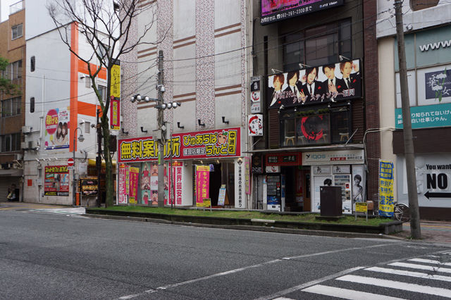 行き交う人も少ない中洲の歓楽街＝4日午後10時すぎ、福岡市博多区（撮影・古瀬哲裕） - 終息願い消えた人波 新型コロナ・九州自粛の週末 -