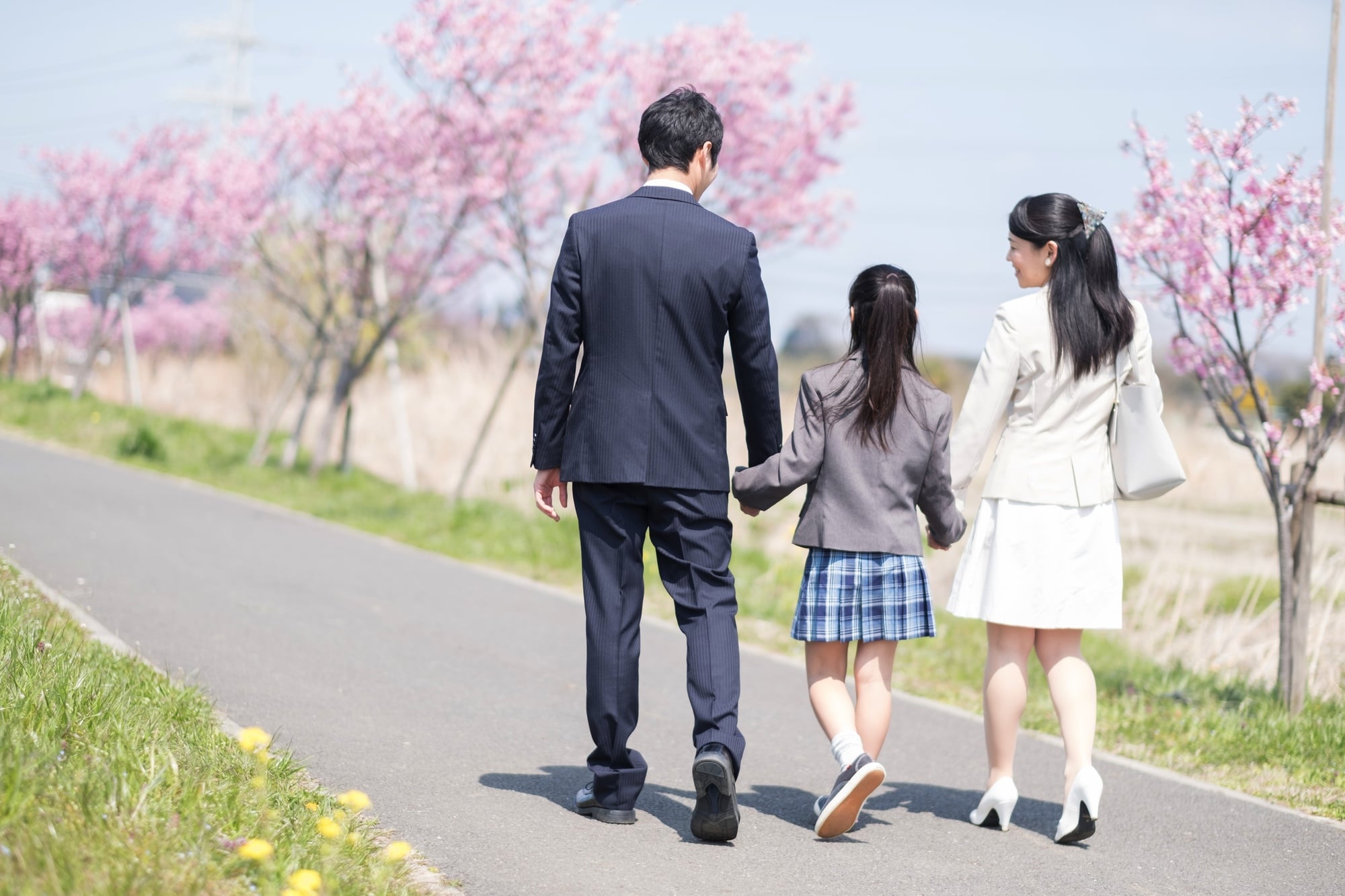 入園式・入学式】に脱ネイビーな「白＆ベージュスーツ」も素敵！＜名古屋ママスナップ＞｜VERY