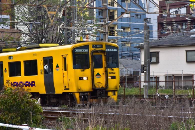 Tomohirondon | 南鹿児島駅→宇宿駅の鹿児島市電と並走区間。 鹿児島中央駅を出発した列車は鹿児島車両センターを横目に郡元駅、南鹿児島駅と進みます。 