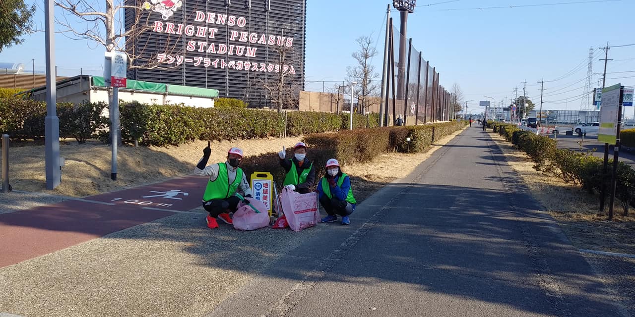 娘より送られてきた写真です。 午前９:15名鉄新安城駅構内 女子トイレの洗面台に 握り飯が置き忘れていたって……