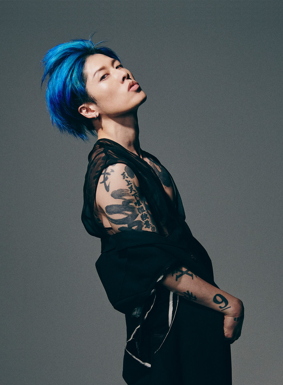 雅-MIYAVI-がユニクロCMでタップダンスと壮絶セッション - 音楽ナタリー