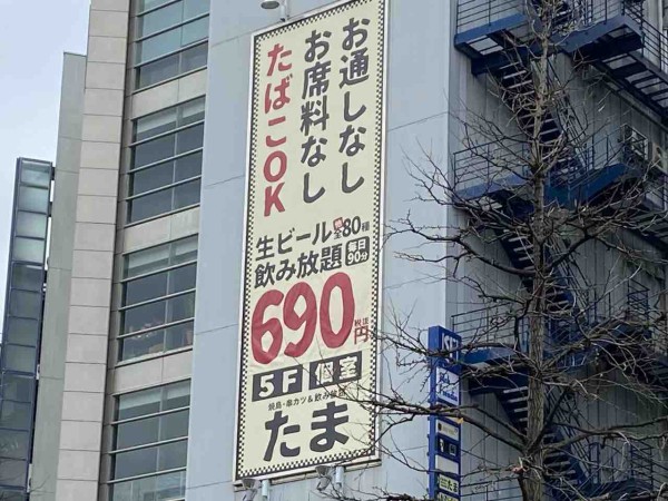 不倫カップル　ベット迄我慢出来ないの、玄関で私が犯してあげる‼即フェラ、立バック、騎乗位、中だし！！