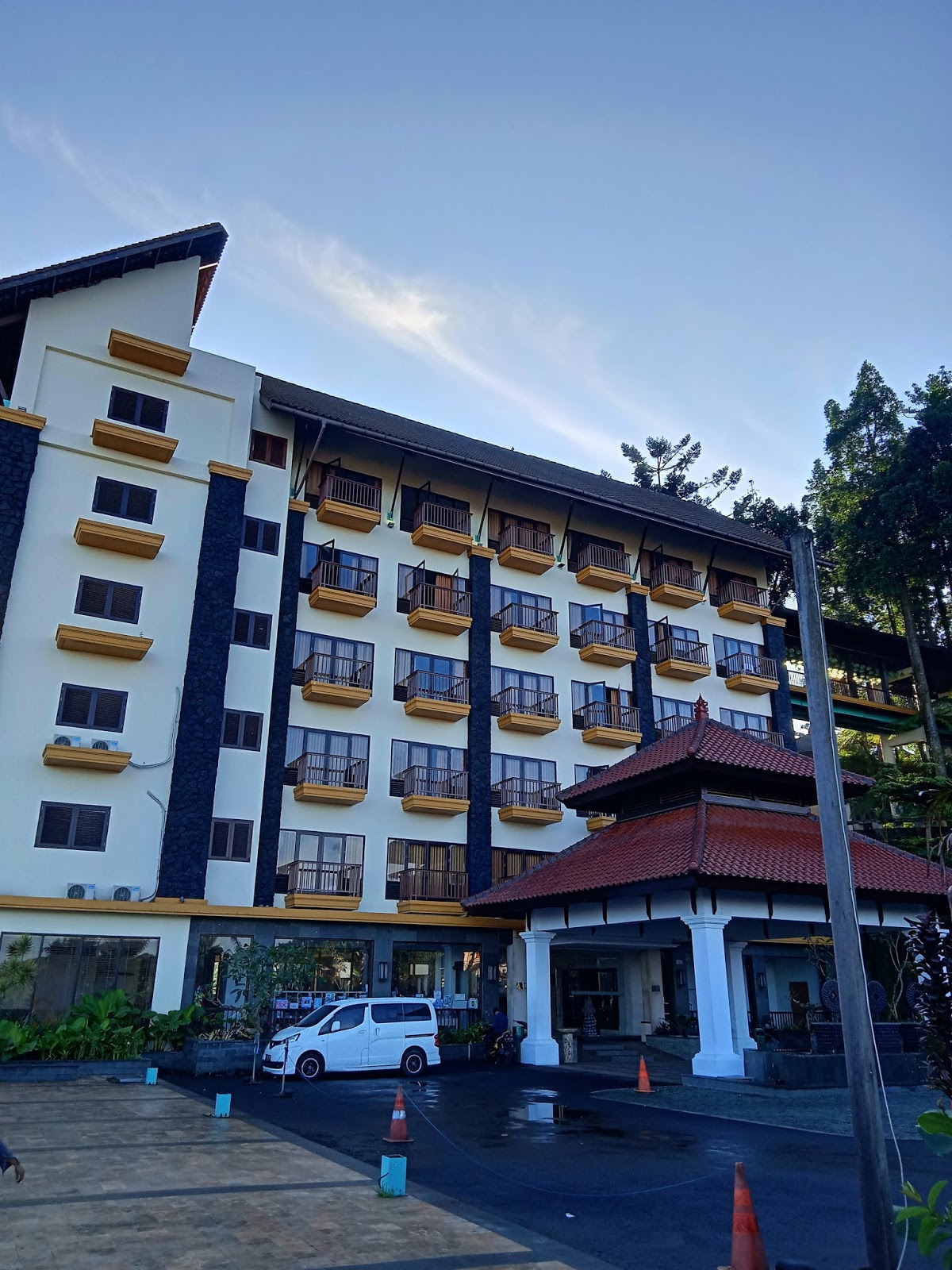 THE GRAND HILL RESORT-HOTEL