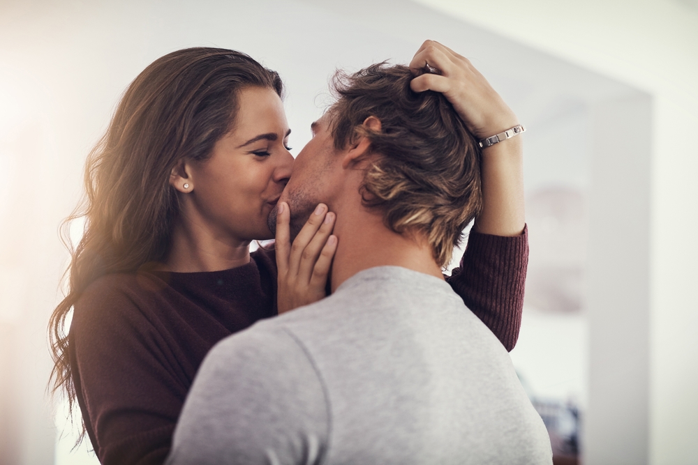 抱きつく、キスする…外出先での「恋人との肌の触れ合い」どこまでOK？｜Infoseekニュース