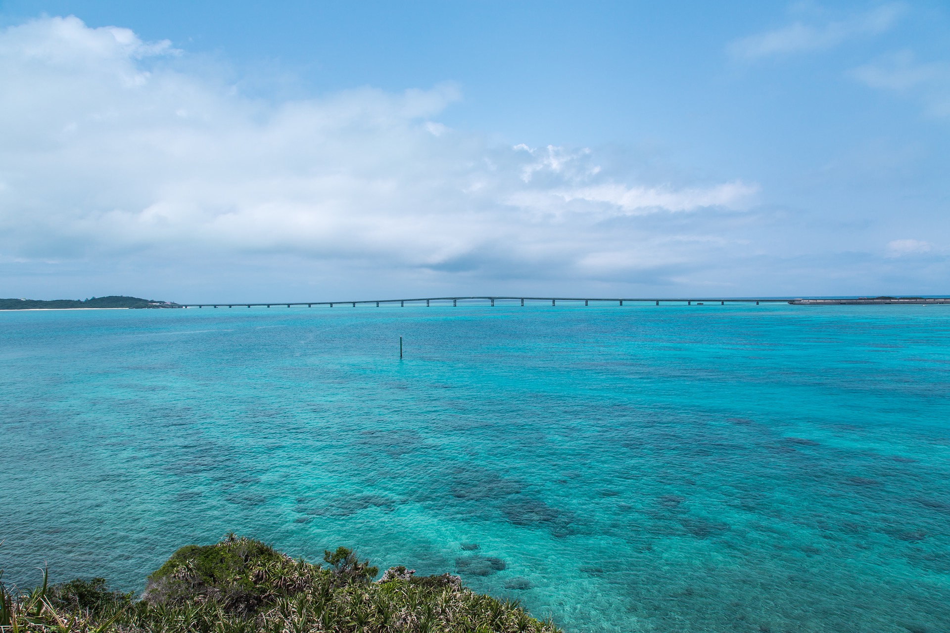 沖縄 宜野湾『Bar Barrique』路地裏の隠れ家で、おいしいカクテルとおつまみを。眠れぬ夜の行きつけにしたい | 