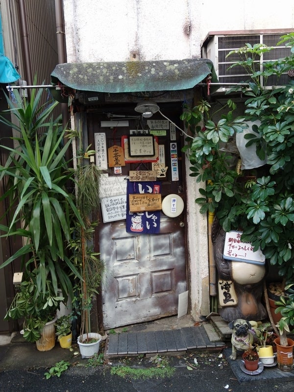 健康図書館」で親しみやすい空間に（アイセイ薬局下総中山クリニックファーム）