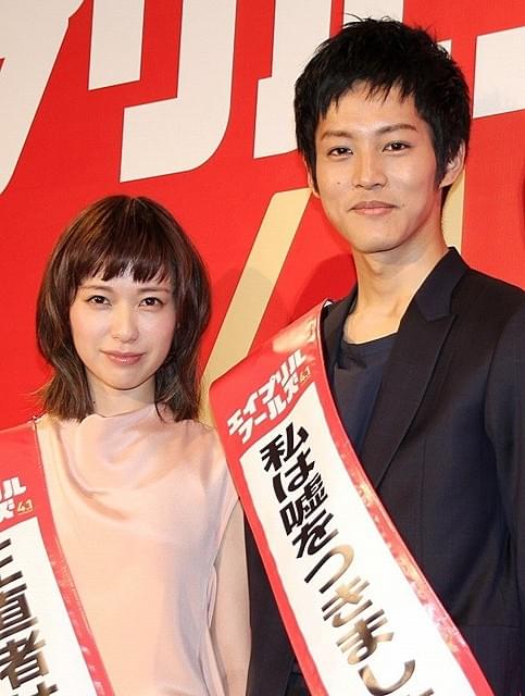 写真：【舞いあがれ！】福原遥とケーキ入刀の撮影に赤楚衛二「俺、このまま結婚するのかな？」 | 東スポWEB