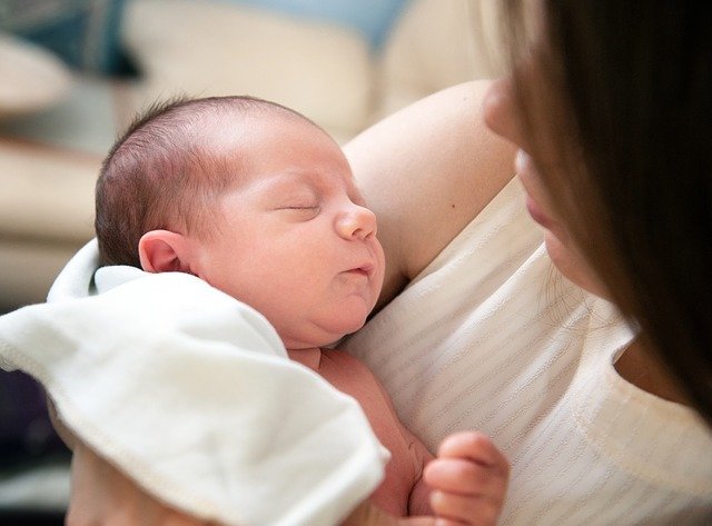 そりゃそうなるよね・・でもさ・・。久々に母乳を飲んだ４歳娘の行動に傷心の母｜よつゑの育児漫画 | TRILL【トリル】