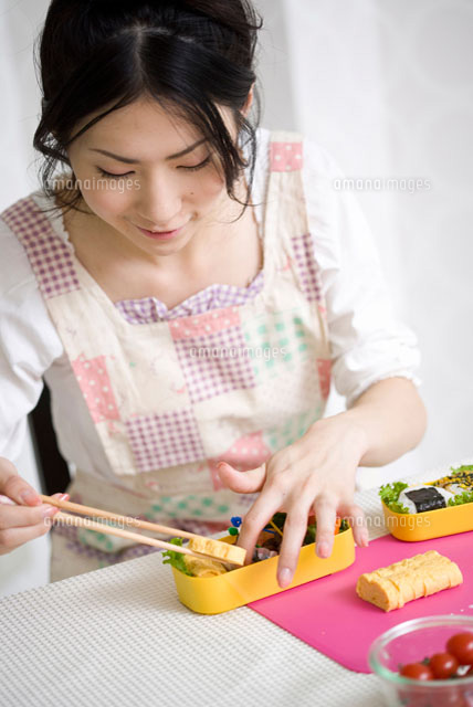 あの"腹筋女子"も愛用中の『夫もやせるおかず 作りおき』で、夫婦そろって縦、横、斜め、全方位腹凹！ | 小学館