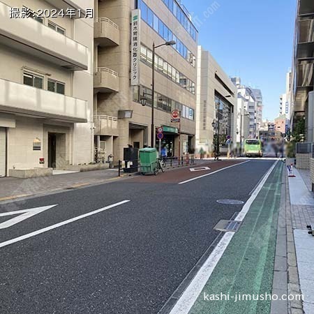 東京 港区 三田 第一京浜沿いのオフィスビルの写真素材 [114094457]