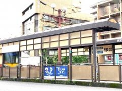 Tomohirondon | 南鹿児島駅→宇宿駅の鹿児島市電と並走区間。 鹿児島中央駅を出発した列車は鹿児島車両センターを横目に郡元駅、南鹿児島駅と進みます。 