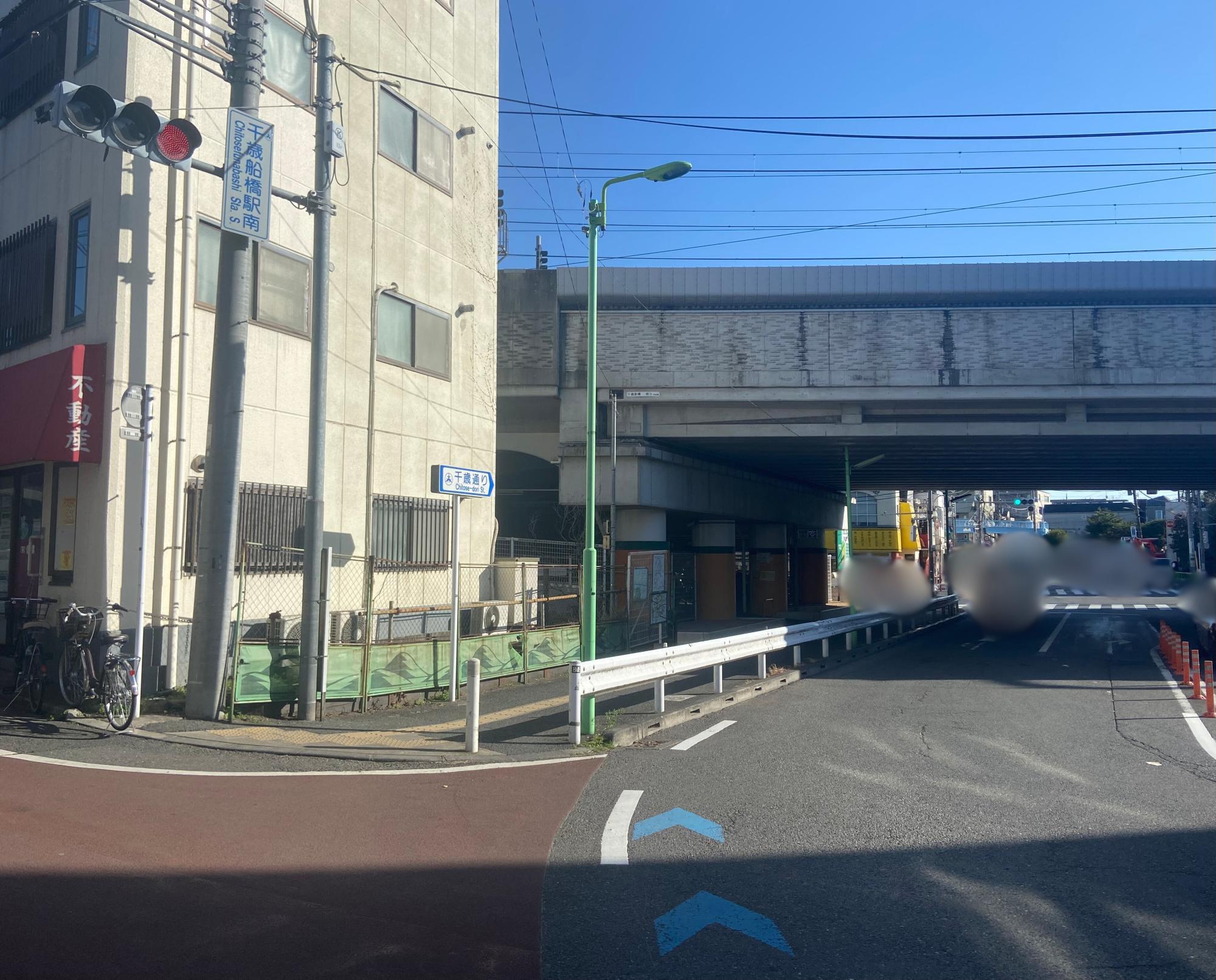 粋な鉄道遺産！ 再生した渋谷川に沿って水辺と緑の小径を行く、東急東横線の線路跡ストリート｜さんたつ by