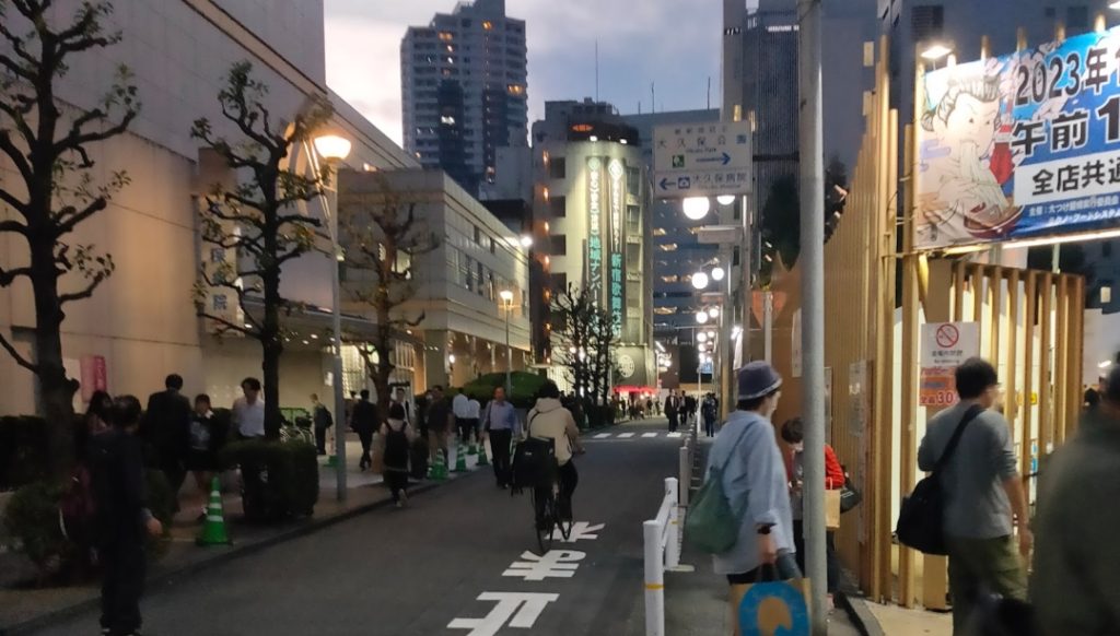 大阪の立ちんぼ事情！スポット・料金相場・メリット・デメリットなど｜風俗求人・高収入バイト探しならキュリオス