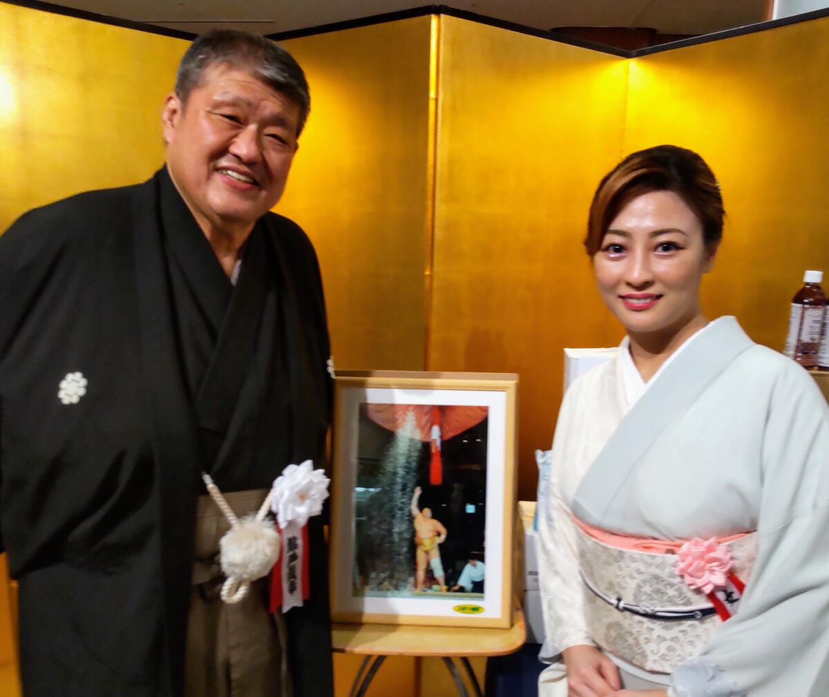 ◇水戸泉 初優勝し、賜杯を手に喜ぶ水戸泉（愛知…：日本人力士の優勝 写真特集：時事ドットコム