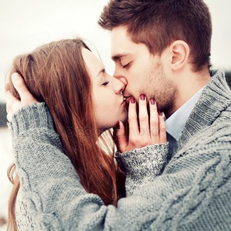 キスのとき胸を触る男性心理とは？対処方法も合わせて解説！ | 女子のカガミ