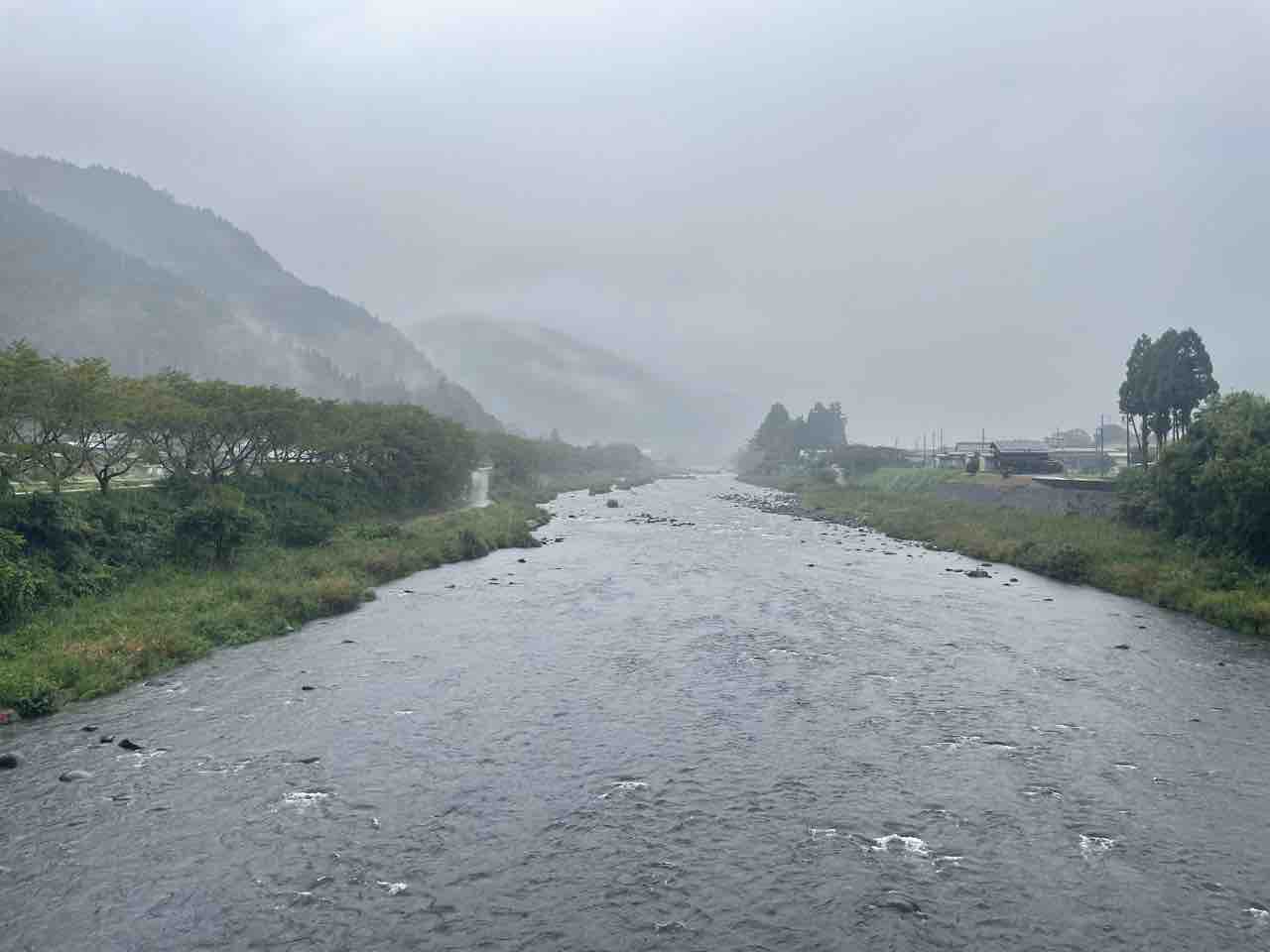 郡上大和長良川の様子, 午後6時20分頃, 水位　＋70cm程度高, 昼に1.5〜1.6m程度増水していましたが、ここまで下がりました。, 