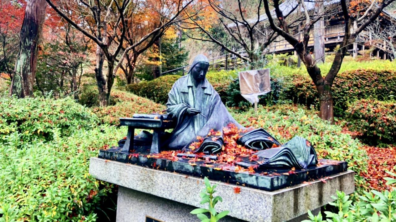 石山紫の道～源氏物語に登場する草花の道～