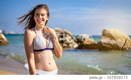 外国人女性 海 ビーチ 水着 美人