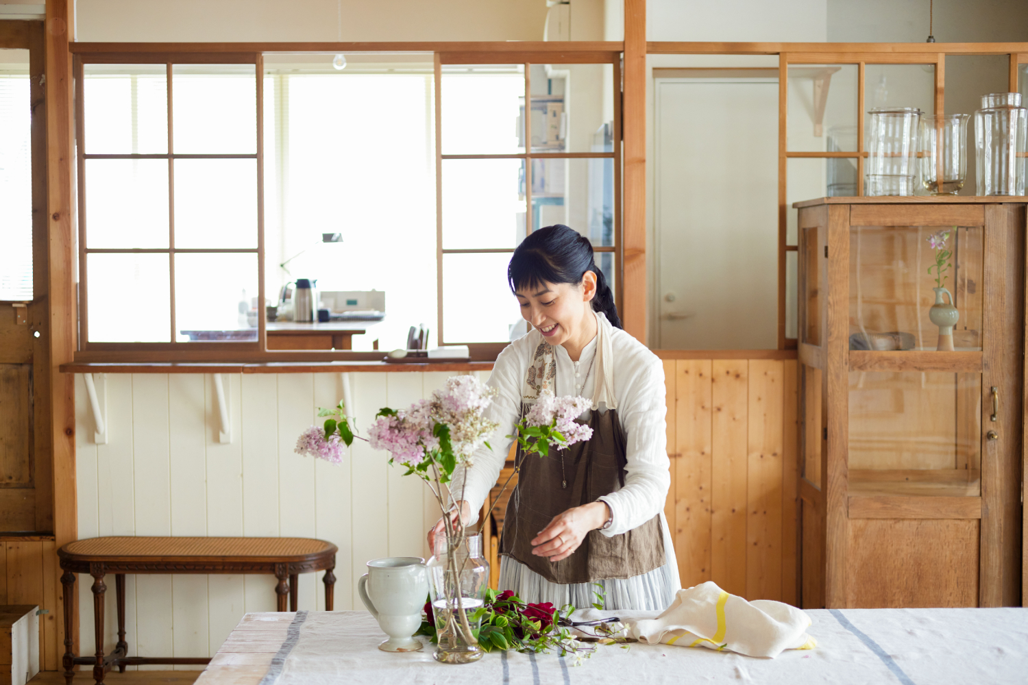 フラワースタイリスト・平井かずみさんの「水仙の花しつらい」｜表紙の一枚 『天然生活』2022年2月号