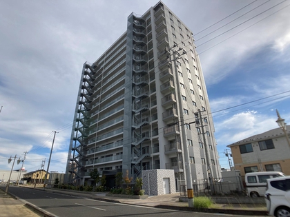 家政夫のミタゾノ駅」の様子。(c)テレビ朝日 - 美田園駅が「家政夫のミタゾノ駅」に