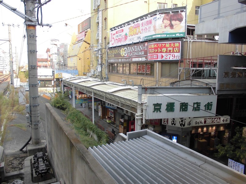 京橋「まるしん」 立ち飲みお昼酒、西のパワーを浴びる – Syupo [シュポ]