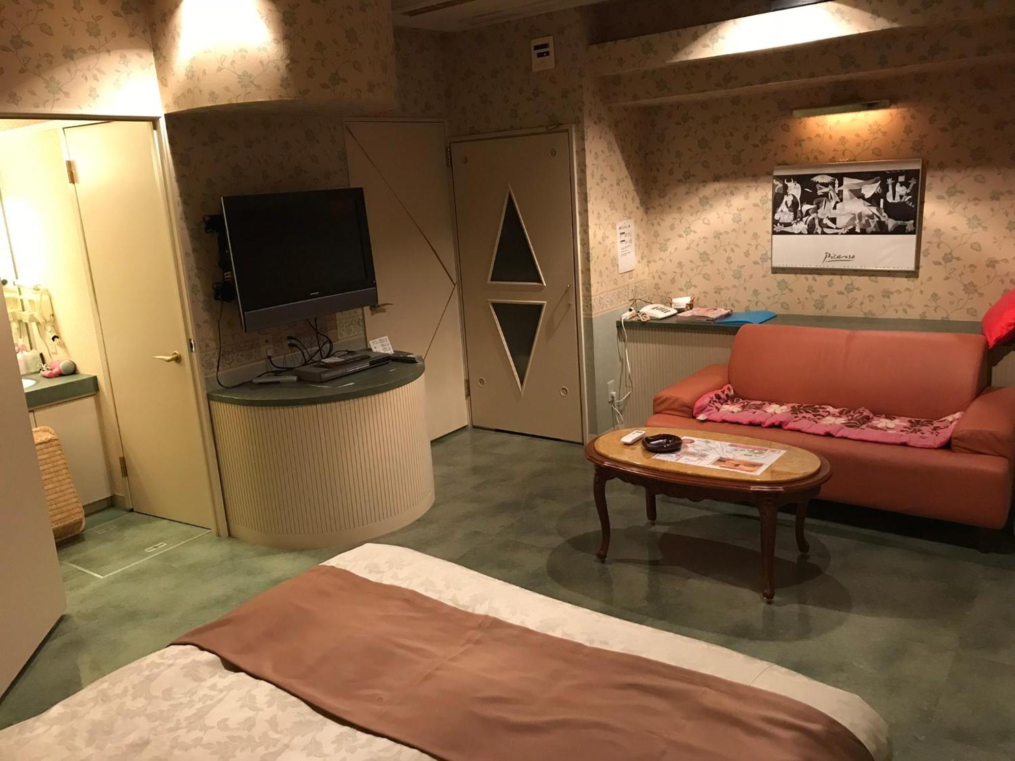 HOTEL SHIROIKOIBITO.+(北海道旭川市)の情報・口コミ [ラブホテル 検索＆ガイド]