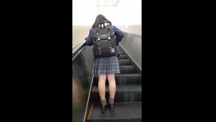 痴漢パンチラ盗撮】エスカレーターでスカめく♪アイドル顔の可愛い黒髪JKを追っかけエスカレーターでガチスカートめくり！カメラにチラッと一瞬映る顔がカワイイ♪【XVIDEO動画】  -