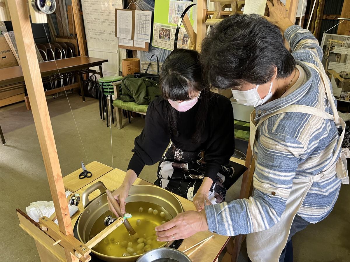 まゆ玉細工 - カイコが咲かせる大輪の花|特集|日本シブカワ百貨事典：地域生まれのシブくてカワイイ商品の百貨事典サイト