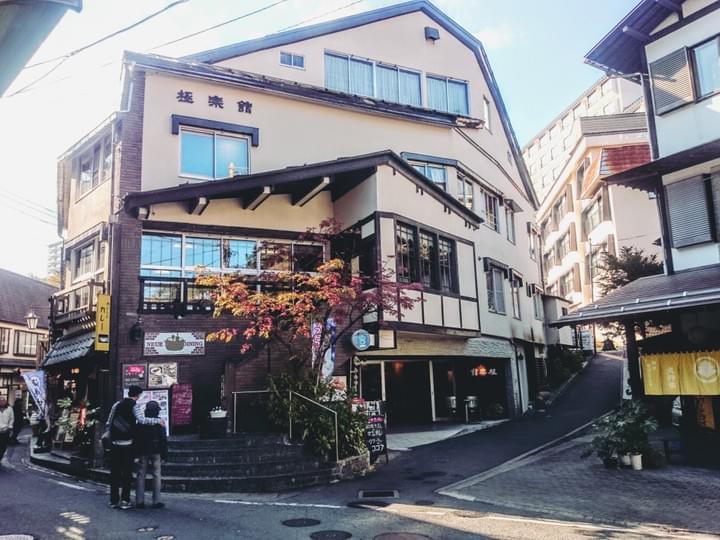 新規オープンの雰囲気抜群のお店 三角 ✶-------—印象、感想---------✶  上野・御徒町エリアにある「三角」に伺いました。こちらのお店は、料理の一品一品に食材や味付けへのこだわりが感じられ、どれを食べてもとても美味しかったです。店内の雰囲気も素敵で、シーンに応じて楽しめる工夫がされています。1階はカウンター席が中心で、落ち着いた雰囲気があり、デートや静かに会話を楽しみたい方にぴったりで