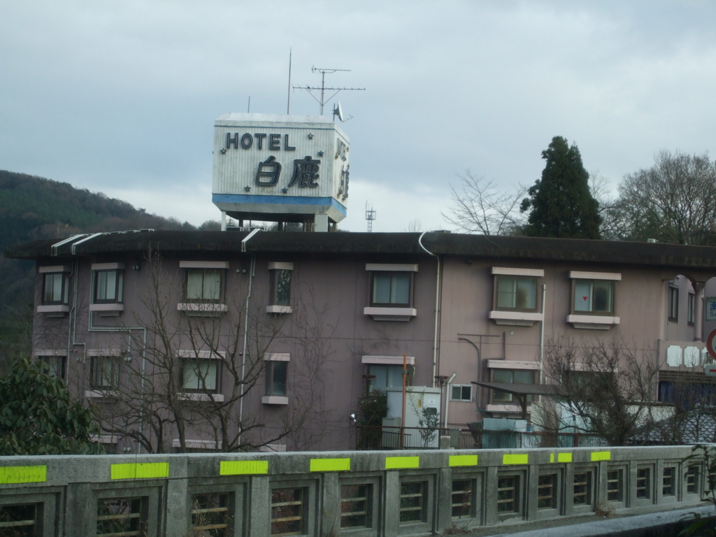 犯行の舞台はラブホテル…休業中をいいことにテレビやエアコン持ち出す 4年にわたって繰り返し被害総額1750万円｜FNNプライムオンライン