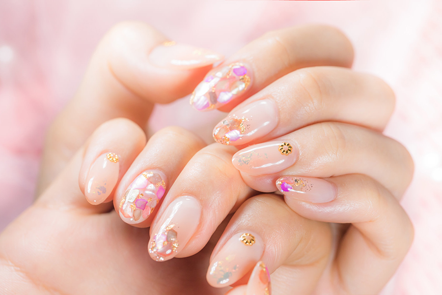 ホワイト長さだしチップネイル💅, シンプルにって言われていたのでシンプルにしようとしたら笑笑, まさかのいつも通り派手なネイルに要望変更でした🤭,