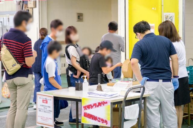 千葉・成田山新勝寺の大本堂で「すす払い」 1年分の汚れを落とす =