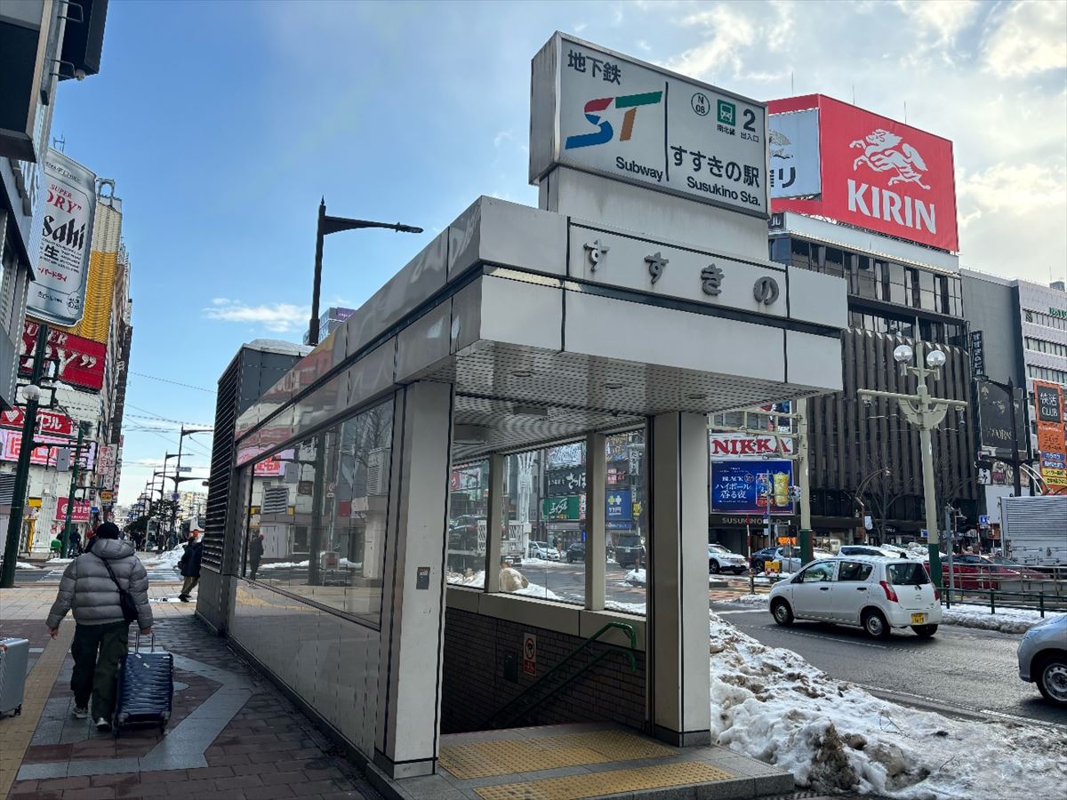 雨の北海道札幌市のすすきの南5西4交差点 西方向の歓楽街の夜景 写真素材 [ 7147818