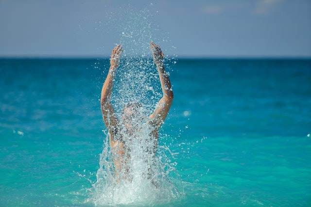 潮吹きした液体を飲む！？体への影響や潮の正体などを解説！｜風じゃマガジン