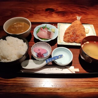 秋葉原】北陸直送の鮮魚が絶品！「杉のあかり」の海鮮丼ランチがおすすめすぎる｜秋葉原の情報メディア「あきばる」