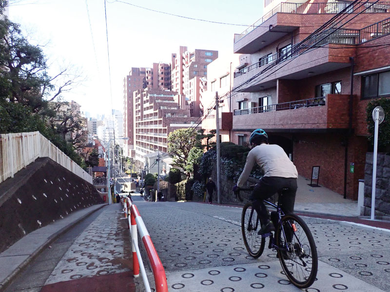 15．のぞき見と流し見 ―インタラクティブな駅ナカ広告― | 「東京人」観察学会