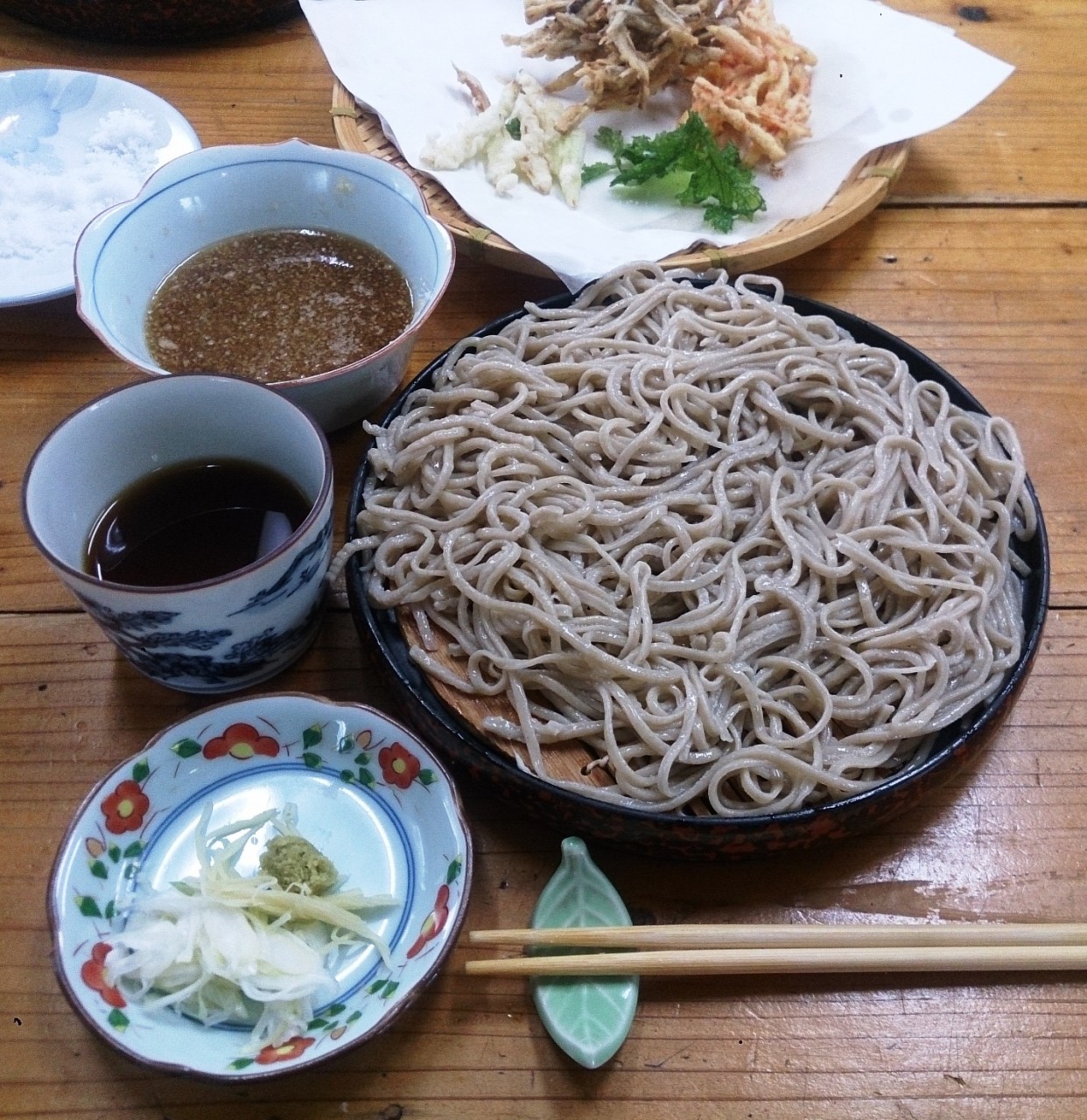 江洲の花／店に居ると天ぷらが絶え間なく出てくる