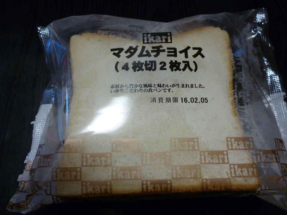 キラキラと光り輝く金のベルトをチョイス！ おしゃれマダムのファッションの極意とは？／マダムが教えてくれたこと⑥ | ダ・ヴィンチWeb