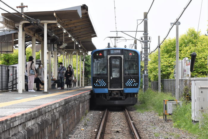 宮山駅を発着する相模線１０７４Ｆ 各駅停車茅ヶ崎行き - 緑には、東京しかない